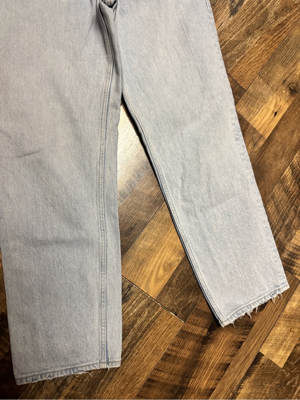 A & F The 90s Straight
Low Rise Light Wash Straight Leg Jeans - Picture 3 of 7